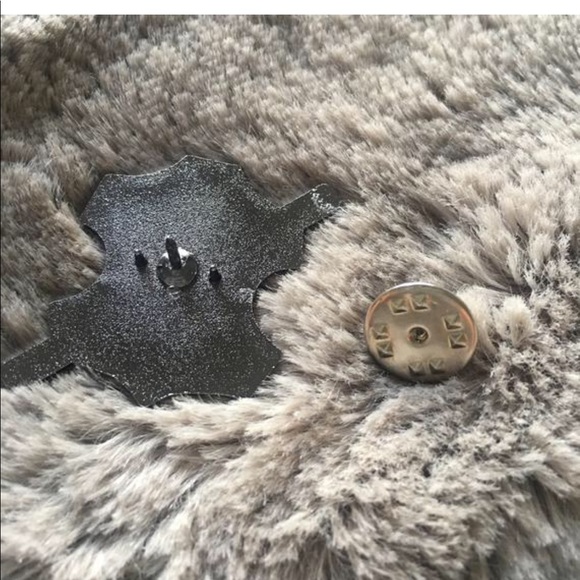 Enamel pin/Brooch 🚫Not Leather symbol Say No - Picture 3 of 8